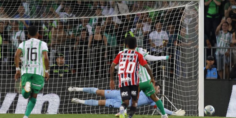 Rafael defende pênalti e São Paulo garante empate na Libertadores