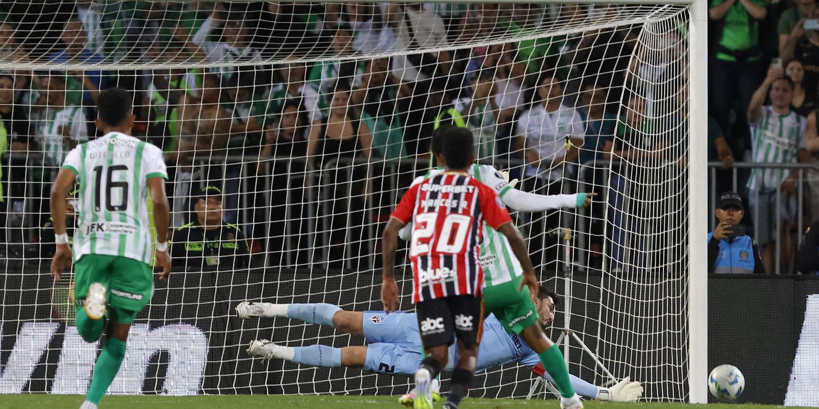 Rafael defende penalti e Sao Paulo garante empate na Libertadores
