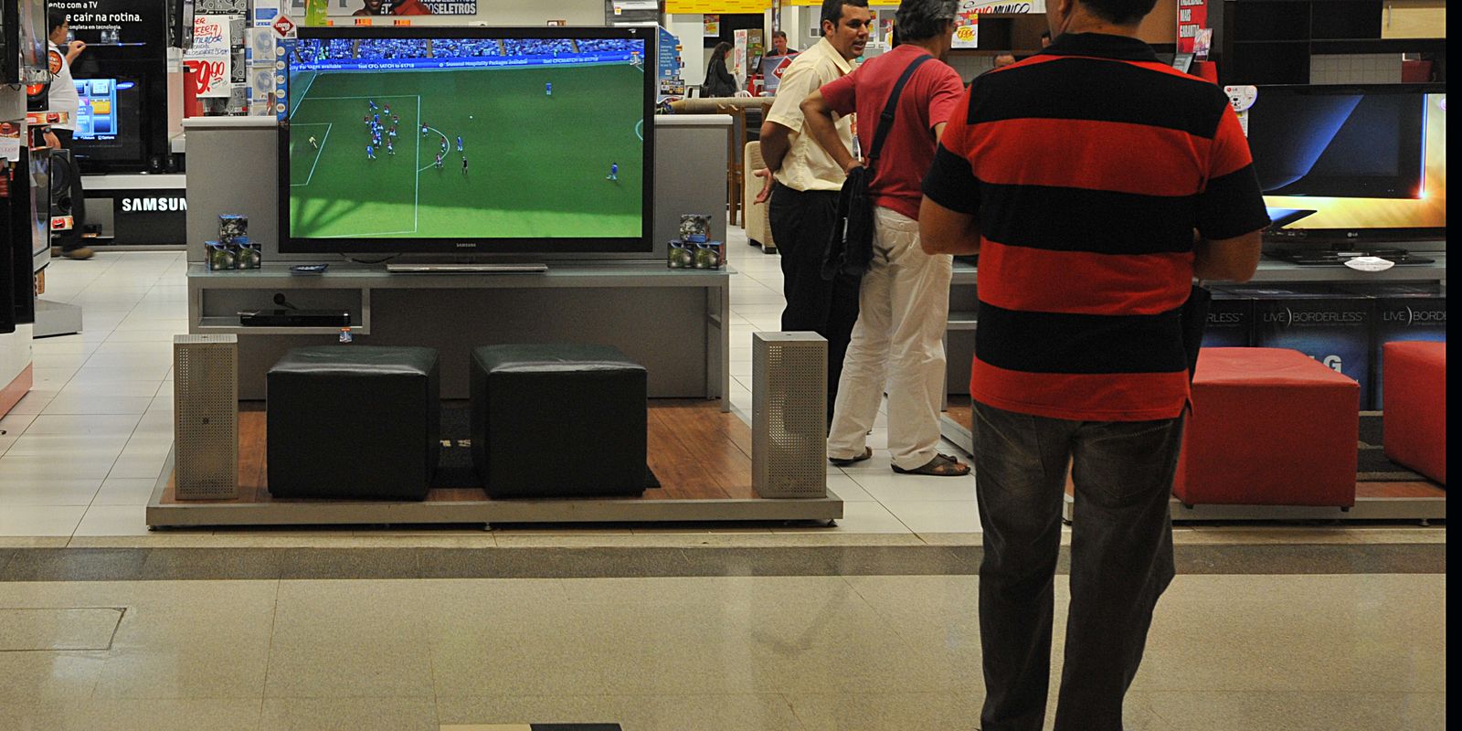 Vendas no comercio recuam 01 em junho 3o mes seguido