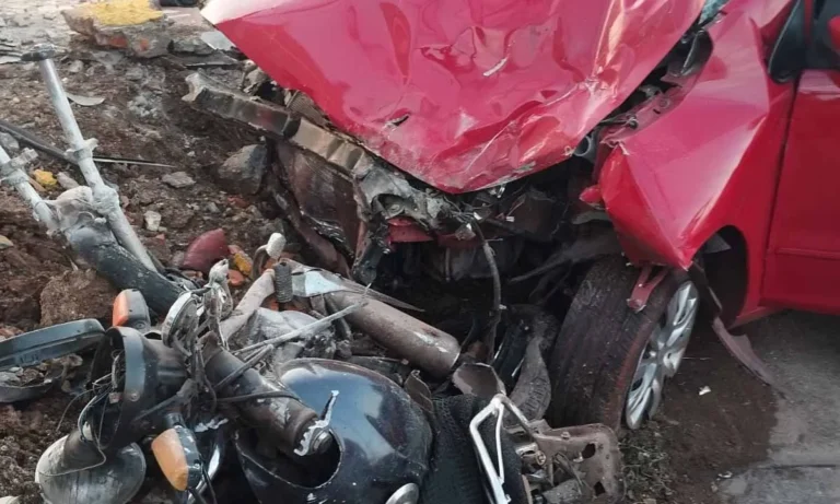 Acidente entre carro e moto deixa dois jovens feridos em Corumbá; vítimas foram socorridas pelo Corpo de Bombeiros e Samu.