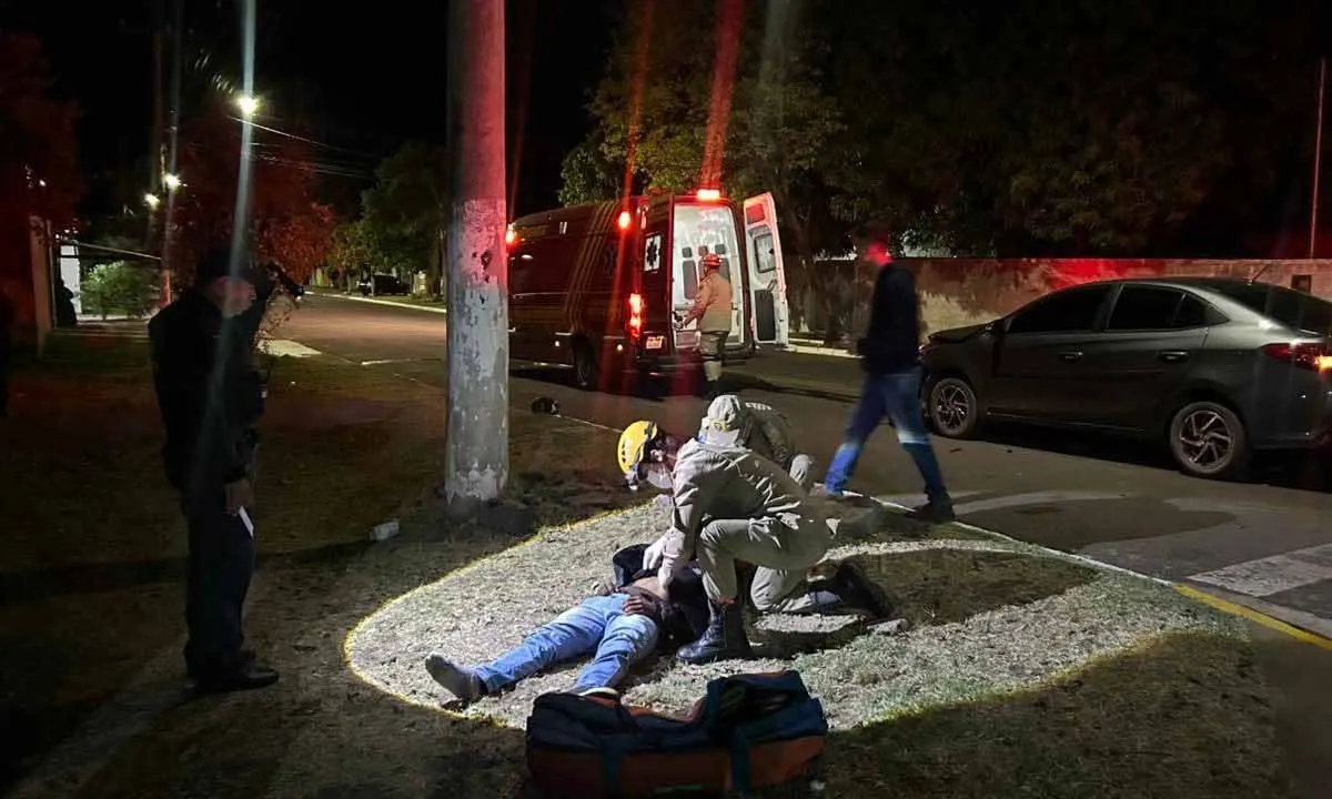 Acidente entre carro e moto no bairro Aeroporto, em Corumbá, deixa jovem ferido e mobiliza Corpo de Bombeiros.