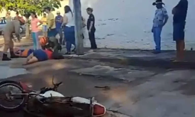 Motociclista sofre fraturas após colisão com carro no centro de Corumbá e é levada ao pronto-socorro.