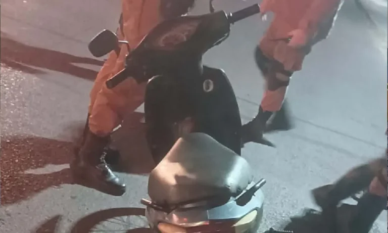 Motociclista de 55 anos fica ferido após colisão entre motos no bairro Popular Velha, em Corumbá. Corpo de Bombeiros prestou socorro e vítima foi levada ao Pronto-Socorro.