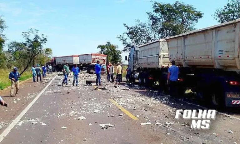 Colisão entre caminhões na BR-262 deixa dois mortos e interdita rodovia