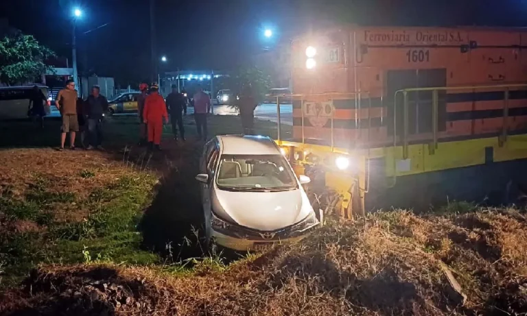 Acidente ferroviário em Corumbá deixa carro destruído após ser arrastado por trem, mas motorista sai ileso.