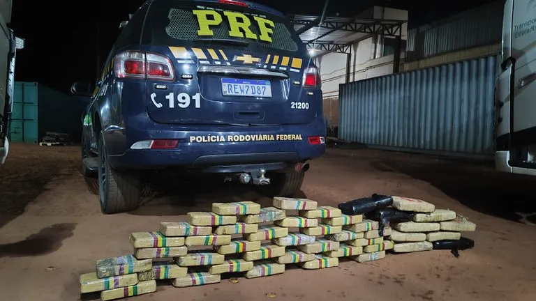 PRF apreende 47 kg de drogas escondidas em pneus de caminhão durante fiscalização em Três Lagoas-MS