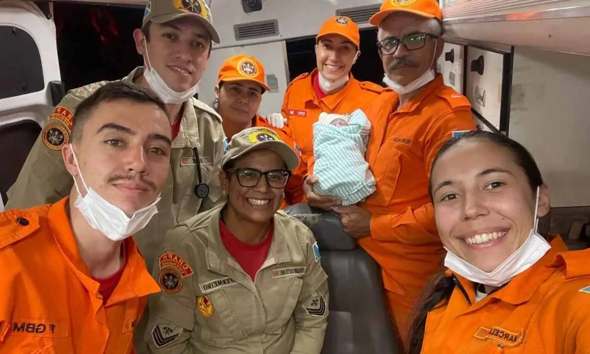 Bebê nasce dentro de ambulância do Corpo de Bombeiros em Campo Grande a caminho do Hospital Regional; mãe e filha passam bem.