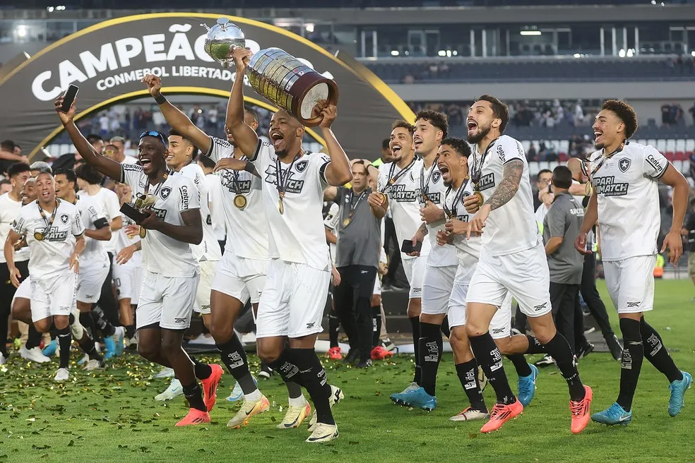 Bola de Ouro 2025: Botafogo é indicado a clube do ano após vencer Libertadores e Brasileirão. Veja os detalhes
