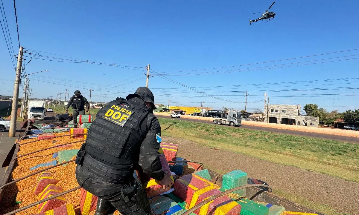 Folha MS - Notícias de Corumbá, Ladário e todo Estado de Mato Grosso do Sul 24 DOF apreende mais de 15 toneladas de maconha escondidas em carga de milho durante abordagem em Amambai.