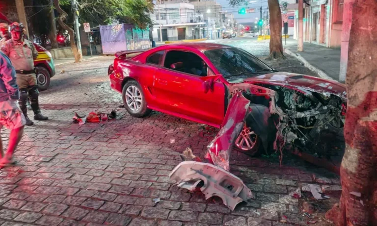 Carro com placa boliviana bate em árvore no centro de Corumbá e motorista não é encontrado.