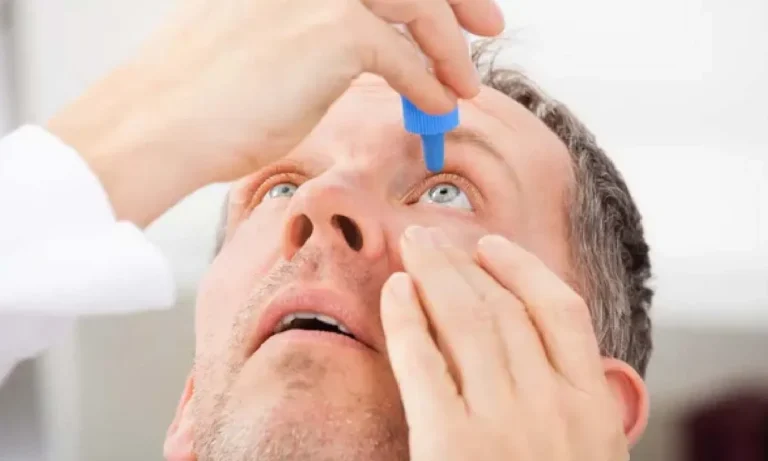 Colírio aprovado pela FDA melhora a visão de perto sem óculos e trata presbiopia com aceclidina.