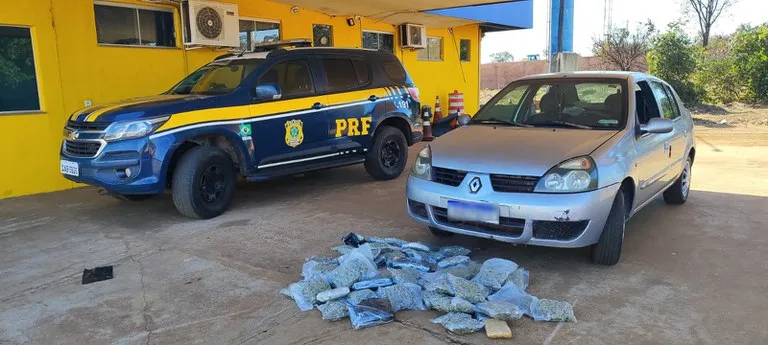 PRF apreende drogas escondidas em carro na BR-262 em Água Clara e prende motorista.