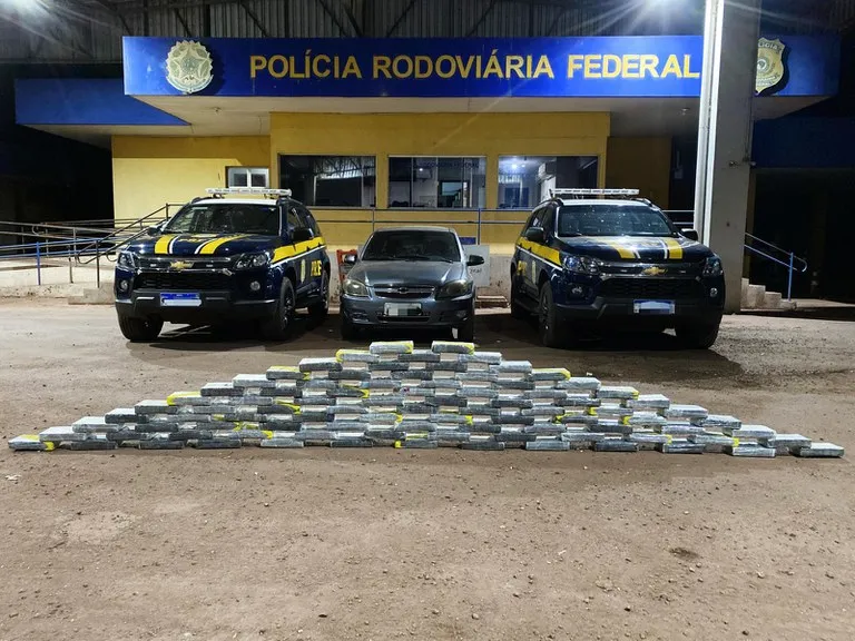PRF apreende 97 kg de cocaína e prende dois homens durante fiscalização na BR-262, em Miranda.