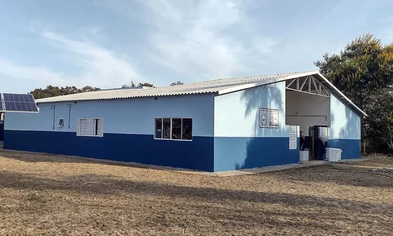 Pais pedem cercamento de escola no Pantanal após avistamento de onça-pintada próximo à unidade na Barra do São Lourenço.