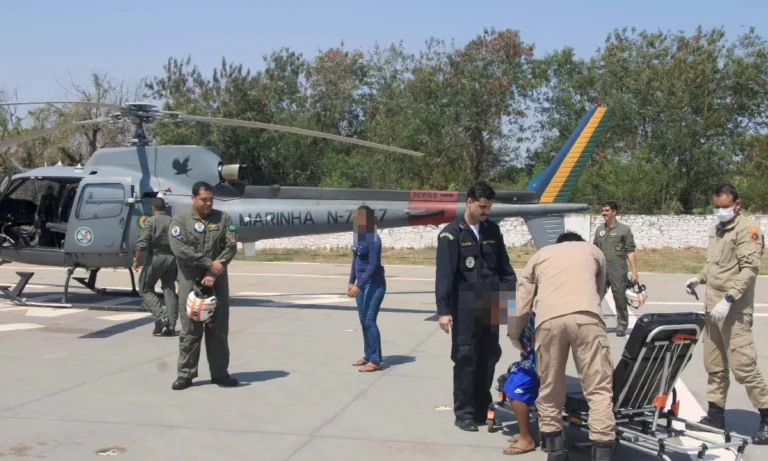 Criança é resgatada no Pantanal após queda de cavalo e levada de helicóptero para atendimento médico em Corumbá.