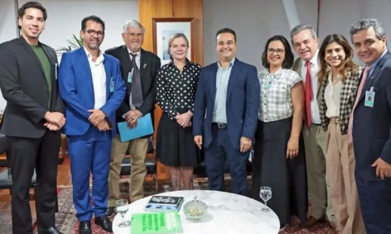 Fábio Trad deixa PSD após dez anos e se filia ao PT em ato no Planalto, a 14 meses das eleições de 2026.