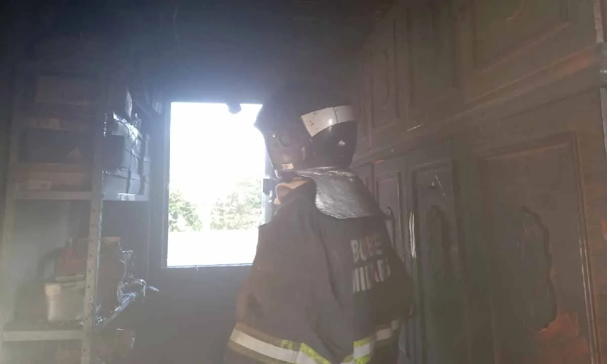 Incêndio atinge residência no Centro de Corumbá; suspeita é de curto-circuito em sistema de placas solares.