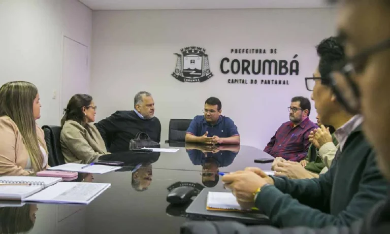 Prefeitura e Fonplata discutem avanços e ajustes em obras de infraestrutura em Corumbá, com foco em mobilidade urbana e saneamento.