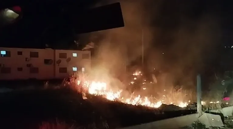 Corpo de Bombeiros combate três incêndios em vegetação na área urbana de Corumbá durante a madrugada