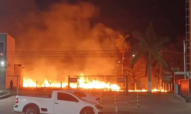Bombeiros combatem sete incêndios em vegetação em Corumbá e Ladário nas últimas 24h durante período seco.