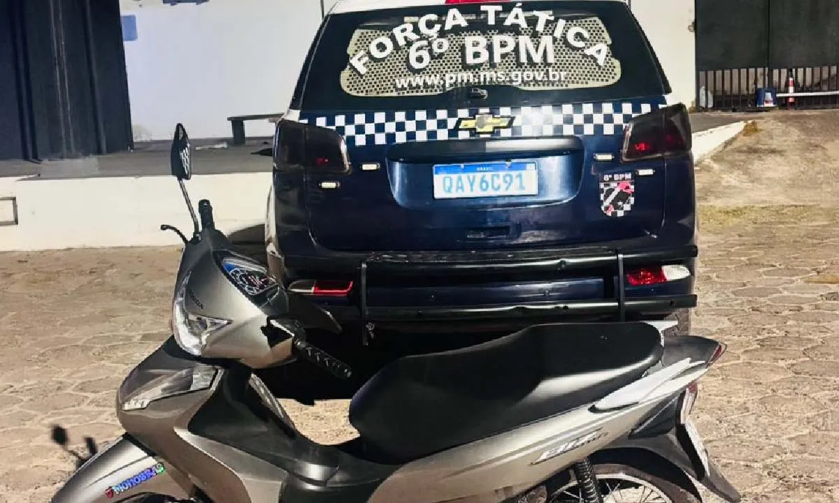 Mulher é detida em Corumbá ao ser flagrada empurrando moto furtada; veículo foi recuperado pela Força Tática.