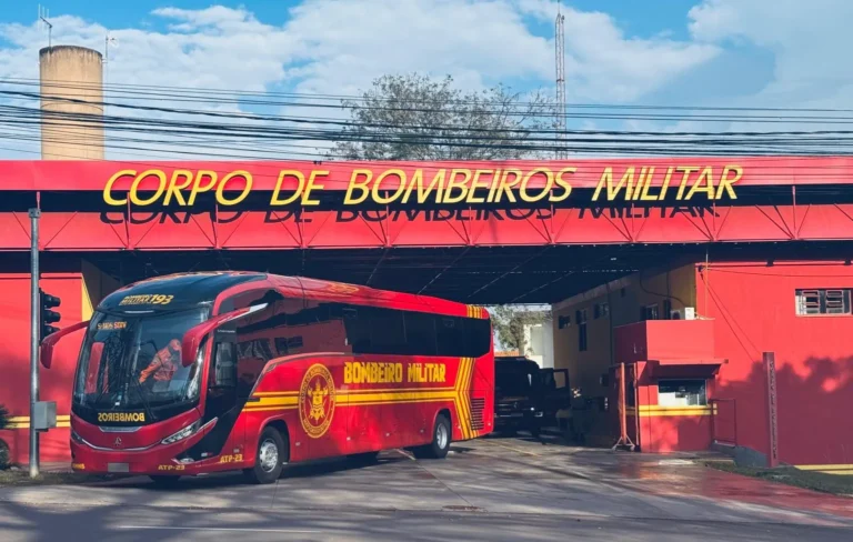 Combate a incêndios no Pantanal ganha reforço com ônibus especial para transporte de militares e equipamentos.