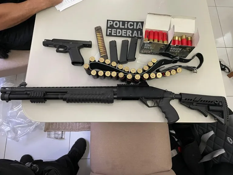 PF cumpre mandados em três estados e apreende armas em operação contra tráfico internacional ligada a flagrante em Dourados.