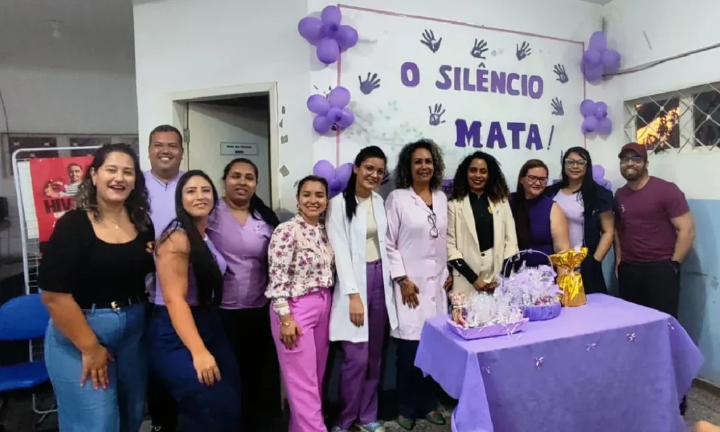 DAM de Corumbá realiza palestra sobre violência doméstica em unidade de saúde, reforçando a importância da denúncia.