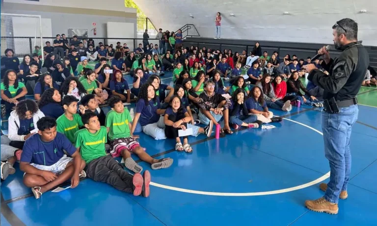 Polícia Civil promove palestra sobre riscos e proibição do cigarro eletrônico em escola estadual de Corumbá