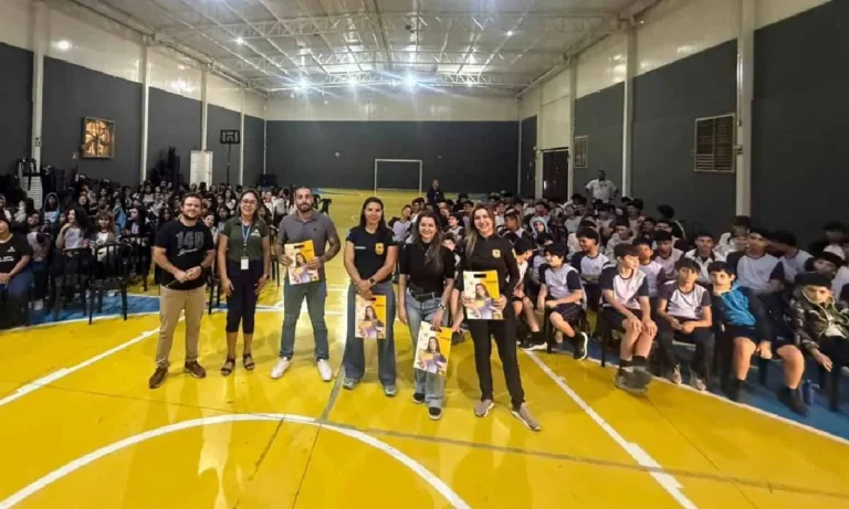 Polícia Civil de Corumbá realiza palestras sobre bullying e crimes virtuais em escola e igreja, com foco na prevenção e segurança.