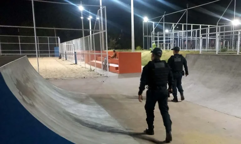 Homem é detido após pichar muro de praça esportiva em Ladário