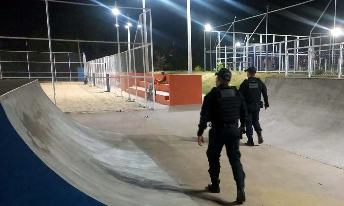 Leia mais sobre o artigo Homem é detido após pichar muro de praça esportiva em Ladário
