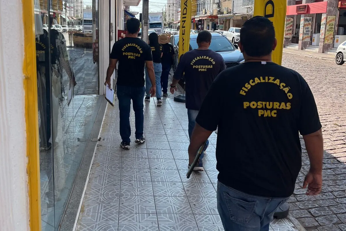 Fiscalização verifica alvarás e licenças de funcionamento para 2025 e orienta comerciantes sobre regularização.