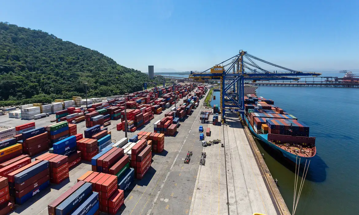 No momento, você está visualizando Tarifaço dos EUA atinge 35,9% das exportações brasileiras; 44,6% ficam de fora, diz Mdic