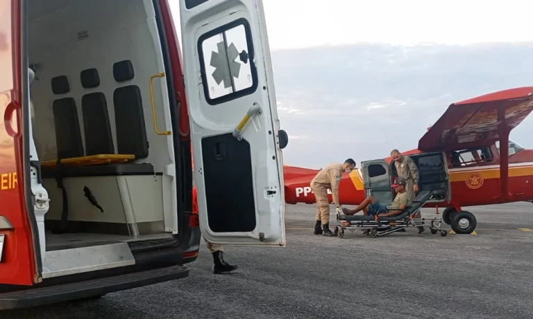 Jovem com suspeita de apendicite é levado por avião do Corpo de Bombeiros ao pronto-socorro de Corumbá.