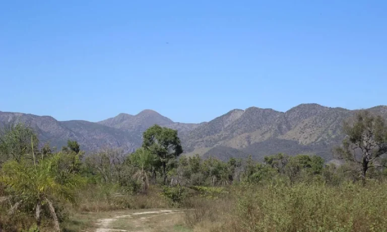 Serra do Amolar recebe estação para monitorar tremores; equipamento integra Rede Sismográfica Brasileira.