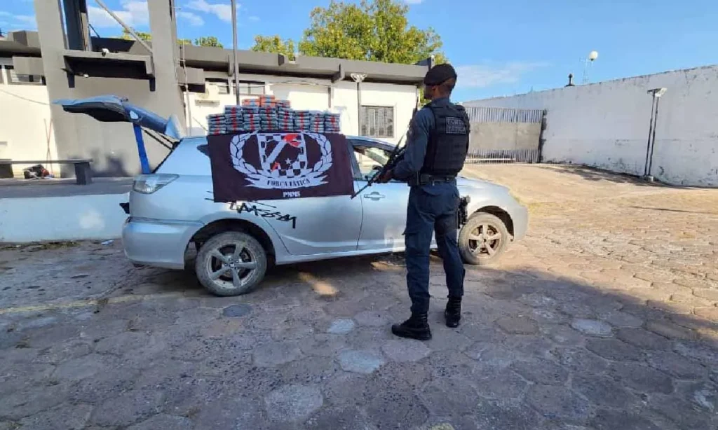 Mulher é presa em Corumbá com quase 69 kg de cocaína em carro de placa boliviana, durante ação da Polícia Militar.