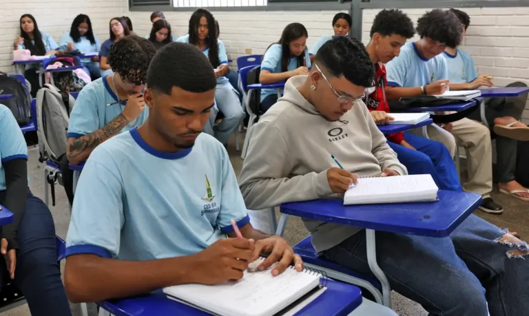 Pé-de-Meia inicia pagamento da 7ª parcela para estudantes do ensino médio