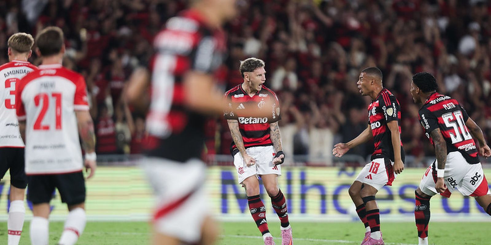 Com direito a gol relampago Flamengo derrota Estudiantes no Maracana