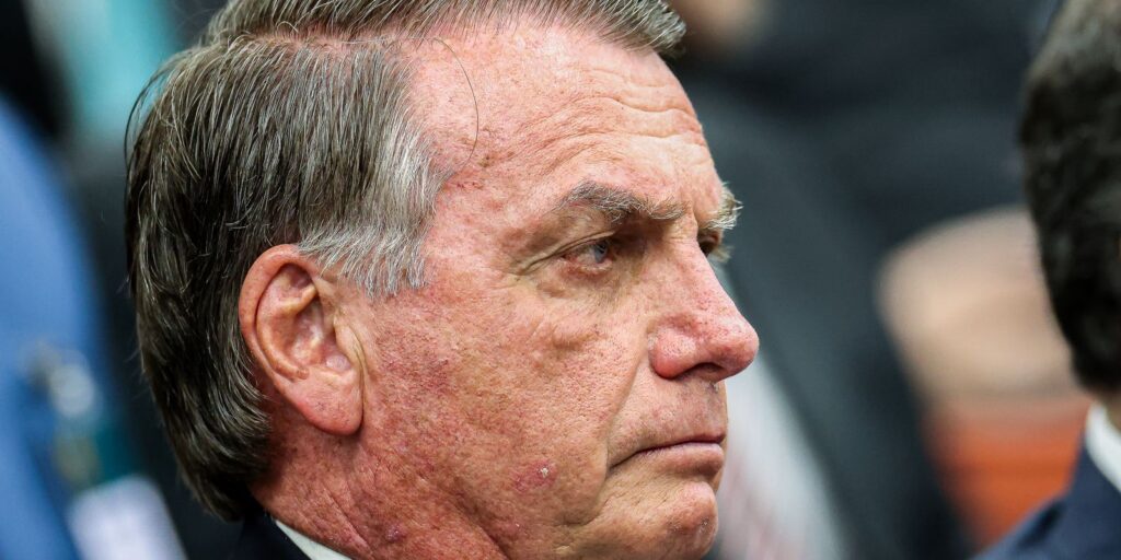 Ex-presidente tentou romper tornozeleira eletrônica, diz Moraes em decisão 2 Ex-presidente Jair Bolsonaro tentou romper tornozeleira eletrônica durante confusão em Brasília, diz Alexandre de Moraes em decisão do STF.