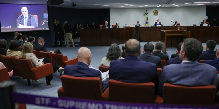 STF inicia votação do núcleo 1, com Bolsonaro e aliados, em julgamento sobre tentativa de golpe e atos de 8 de janeiro.