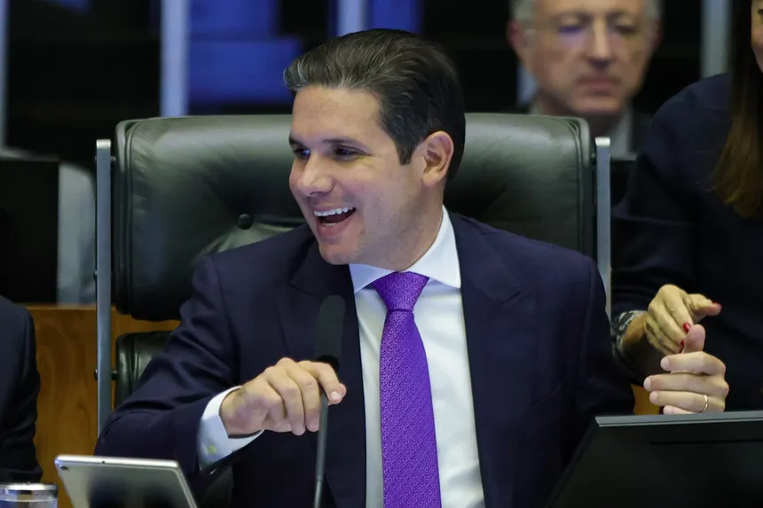 Leia mais sobre o artigo Hugo Motta defende PEC da Blindagem e acusa distorção no debate