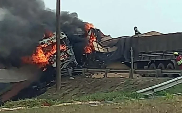 Colisão entre carretas na BR-163 em Campo Grande deixa motorista morto carbonizado e interdita totalmente o tráfego.