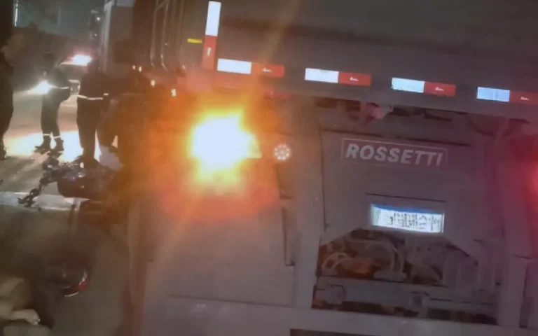 Acidente de trânsito em Corumbá deixa motociclista e passageira feridos após colisão com carretas na Rua Rui Barbosa.