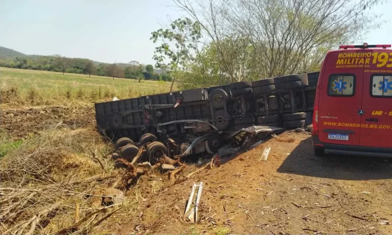 Caminhoneiro morre após tombamento de carreta na BR-262 em Miranda; corpo foi localizado sob o veículo.