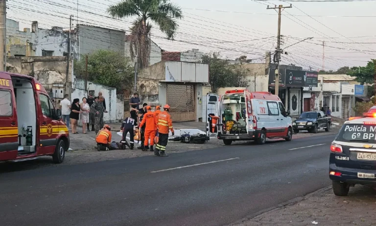 Motociclista de 26 anos morre após colisão com carro na rua América, em Corumbá, mesmo após ser socorrido.
