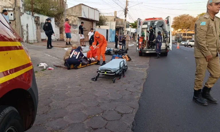 Motociclista de 26 anos sofre ferimentos graves em acidente de trânsito na rua América, em Corumbá; vítima foi socorrida pelo Samu e Corpo de Bombeiros.