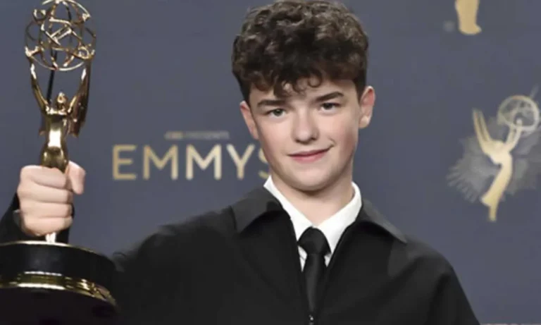 “Adolescência” domina o Emmy 2025 com oito prêmios e consagra Owen Cooper como o mais jovem vencedor da história.