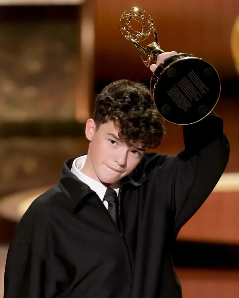 Adolescência domina o Emmy 2025 com oito prêmios e consagra Owen Cooper como o mais jovem vencedor da história.