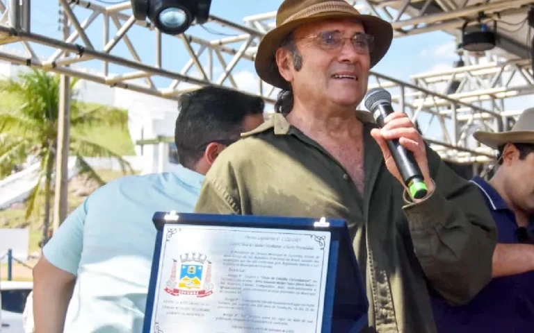 Almir Sater recebe título de Cidadão Corumbaense durante celebração dos 250 anos do Forte de Coimbra.